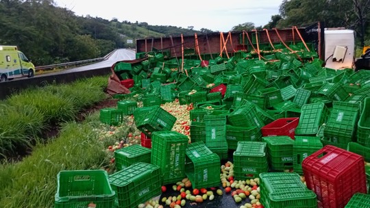 Caminhão tomba na BR-050 e trânsito segue pelo acostamento no sentido Araguari-Uberlândia