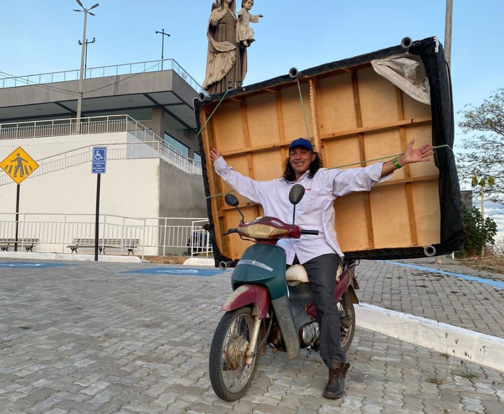 Antônio Pereira da Silva ou "Antônio Cabeludo", de 55 anos, ficou famoso nas redes sociais por transportar móveis na motocicleta. — Foto: Arquivo pessoal