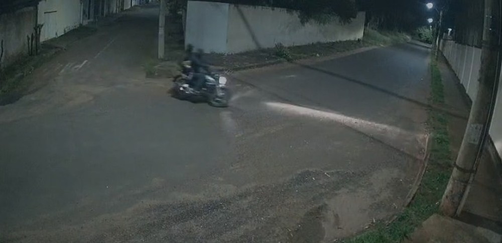  Motociclista de aplicativo é atraído para emboscada e tem moto roubada por dupla armada em Uberlândia