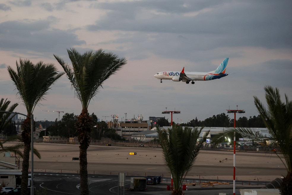 O avião que transportava passageiros que estavam no voo da Flydubai com destino a Israel, saído dos Emirados Árabes Unidos e desviado para a Arábia Saudita após emitir um sinal de emergência, chega ao Aeroporto Internacional Ben Gurion, em Lod, perto de Tel Aviv, Israel. — Foto: Ammar Awad / Reuters