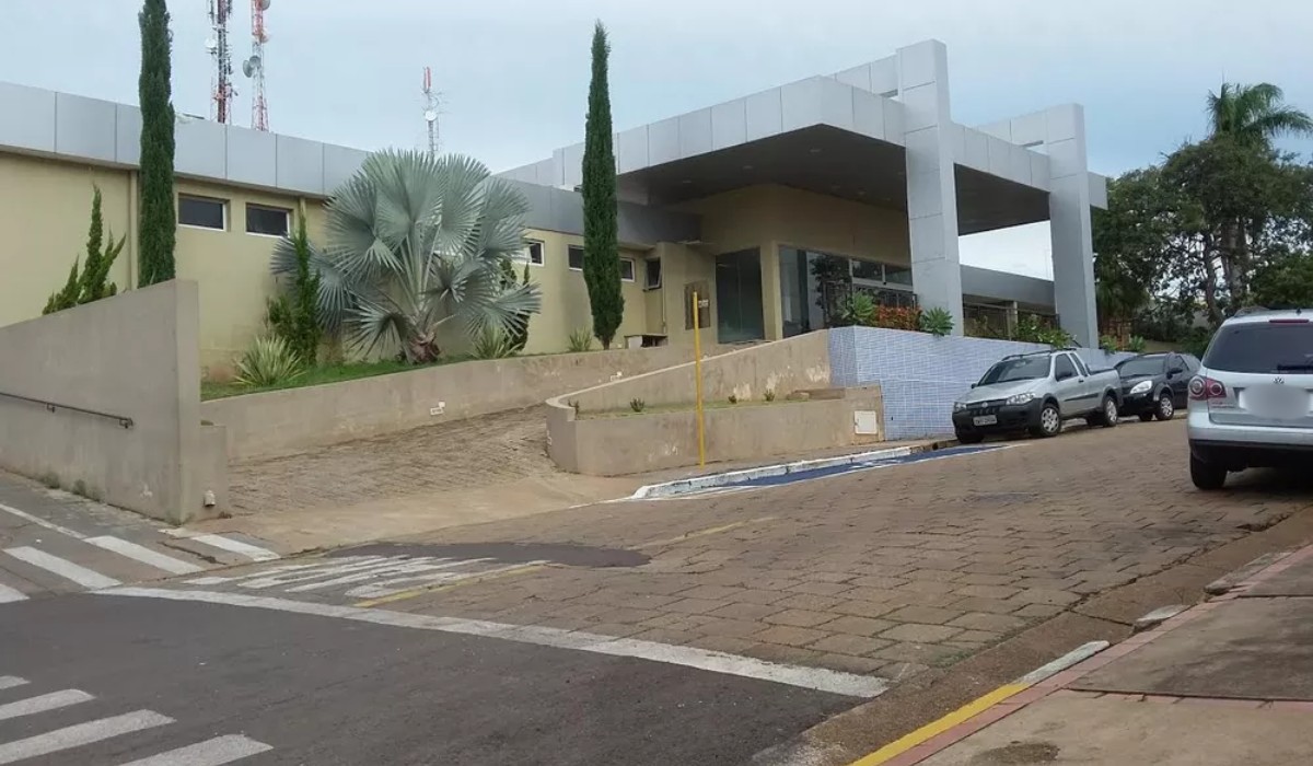 Batida entre carro e van deixa homem gravemente ferido em rodovia de Marabá Paulista