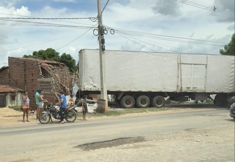 Carreta desgovernada destrói casa de show em Carnaubais — Foto: Reprodução/Focoelho