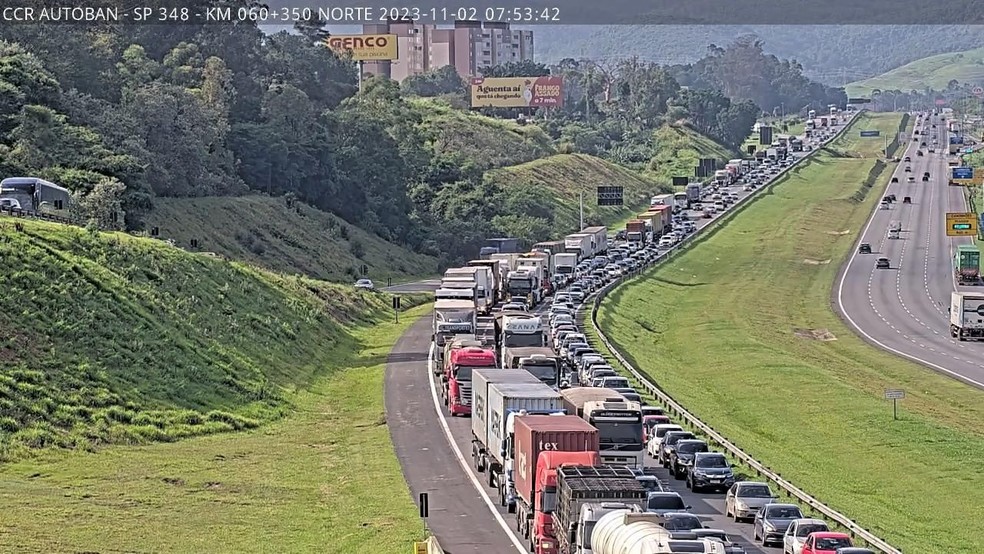 Acidente entre caminhão-tanque e carreta interdita a Rodovia dos Bandeirantes — Foto: Artesp/Divulgação