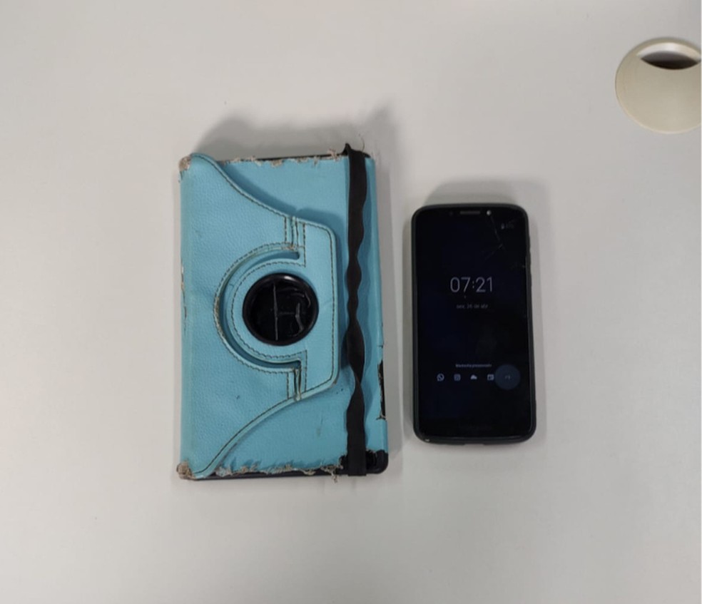 Celular e tablet foram apreendidos durante cumprimento de mandado de prisão em Santa Maria da Vitória — Foto: Polícia Civil