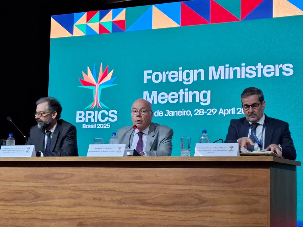 Da esquerda para a direita: embaixador Maurício Carvalho Lyrio, sherpa do Brasil no Brics; ministro Mauro Vieira; e embaixador Ricardo de Souza Monteiro — Foto: Itamaraty/Divulgação