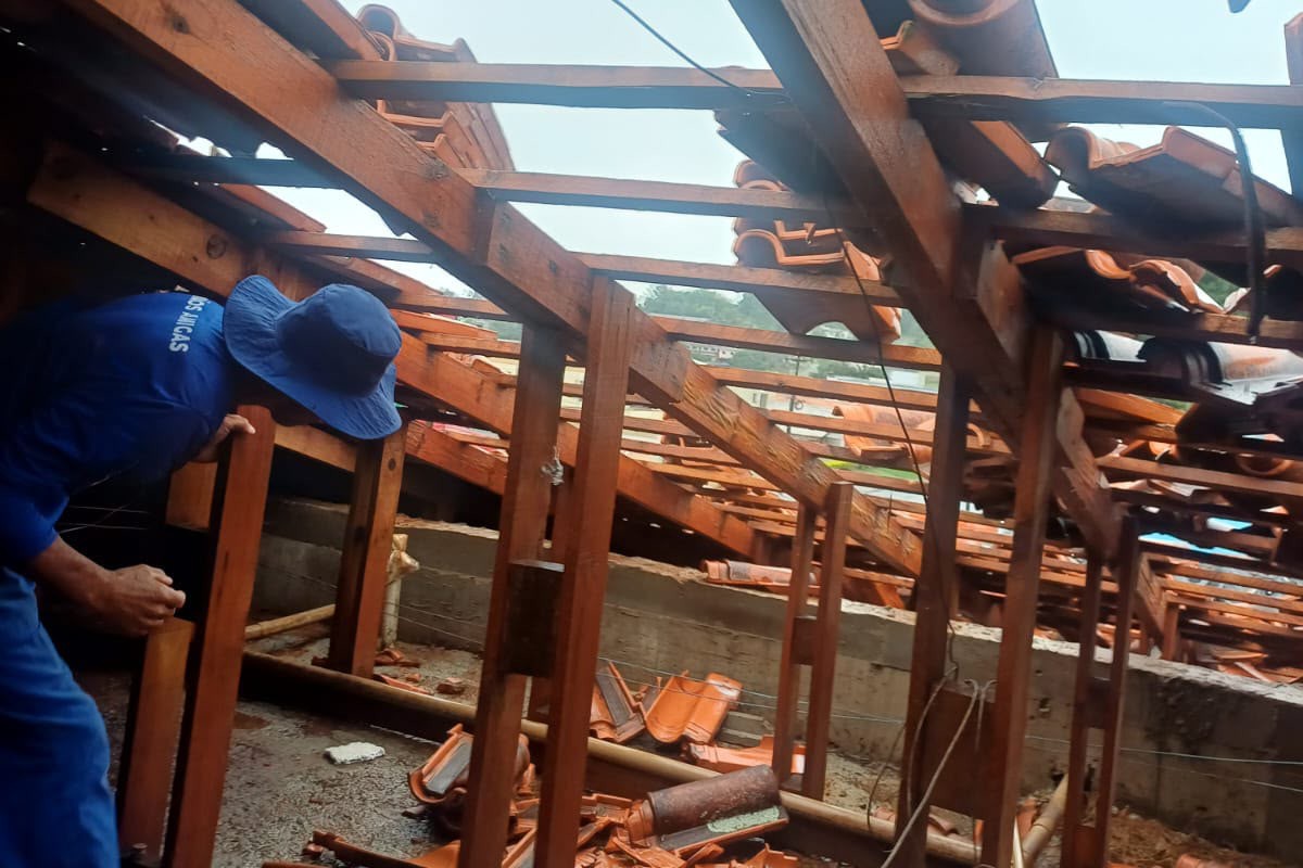 Presos são colocados para reconstruir escolas danificadas por temporal com ventos de até 124 km/h, no Paraná