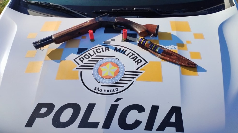Espingarda, munições e faca de caça foram apreendidas em Santo Anastácio (SP) — Foto: Polícia Militar Rodoviária