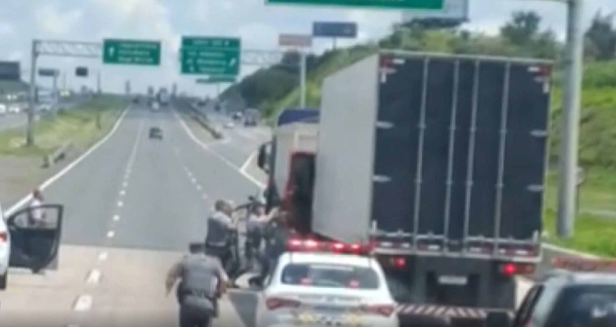 VÍDEO: PM bloqueia Rodovia D. Pedro durante perseguição a carreta e cerco a motorista