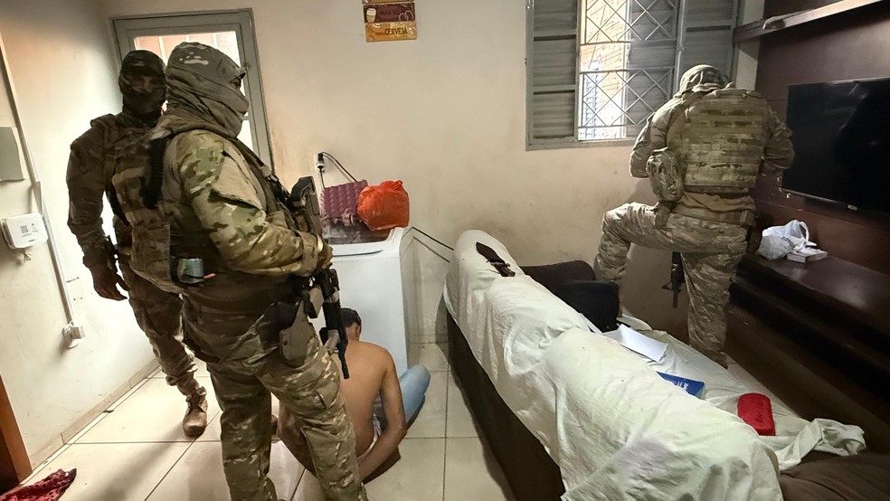 Cerca de 100 polícias participaram da operação — Foto: PJC-MT