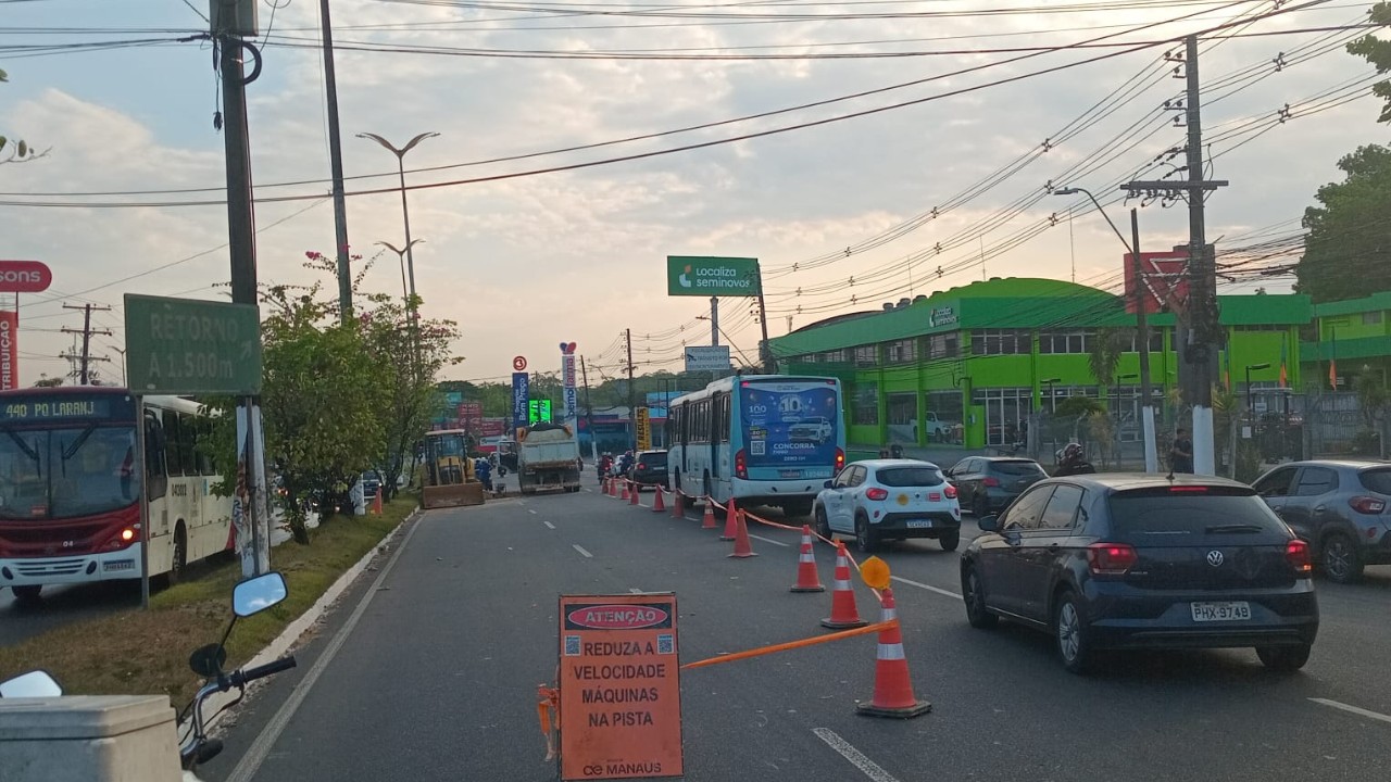 Tubulação rompe na Torquato Tapajós, afeta abastecimento e causa congestionamento em Manaus
