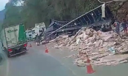 Carreta que transportava sofá tomba na descida da Serra das Araras; pista é totalmente liberada