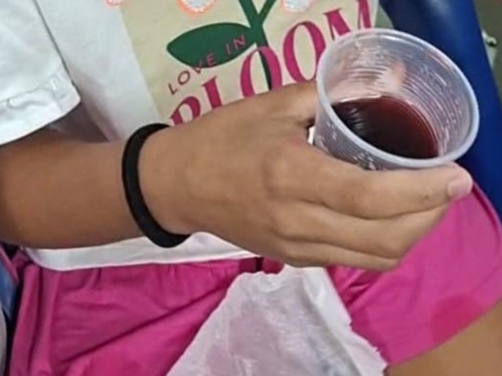 Menina internada com suspeita de ingerir soda cáustica sai do isolamento de hospital: 'Está comendo e bebendo'