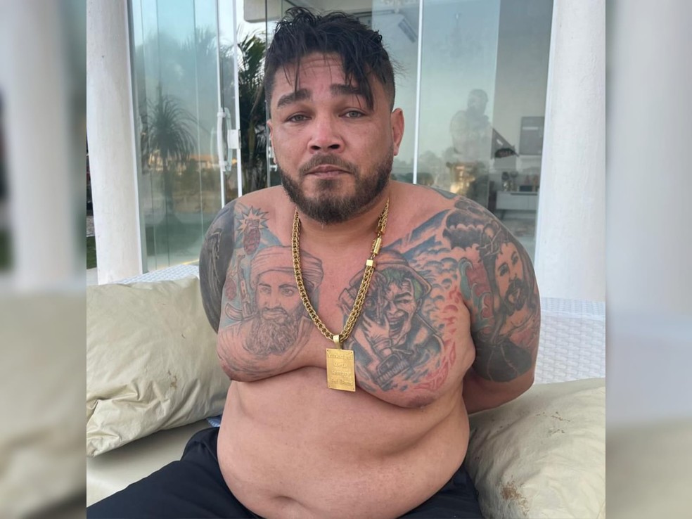 Leonardo Oliveira da Costa, vulgo “Léo Gordim”, suspeito de chefiar facção criminosa, foi preso em Aquiraz, na Região Metropolitana de Fortaleza. — Foto: SSPDS/ Divulgação