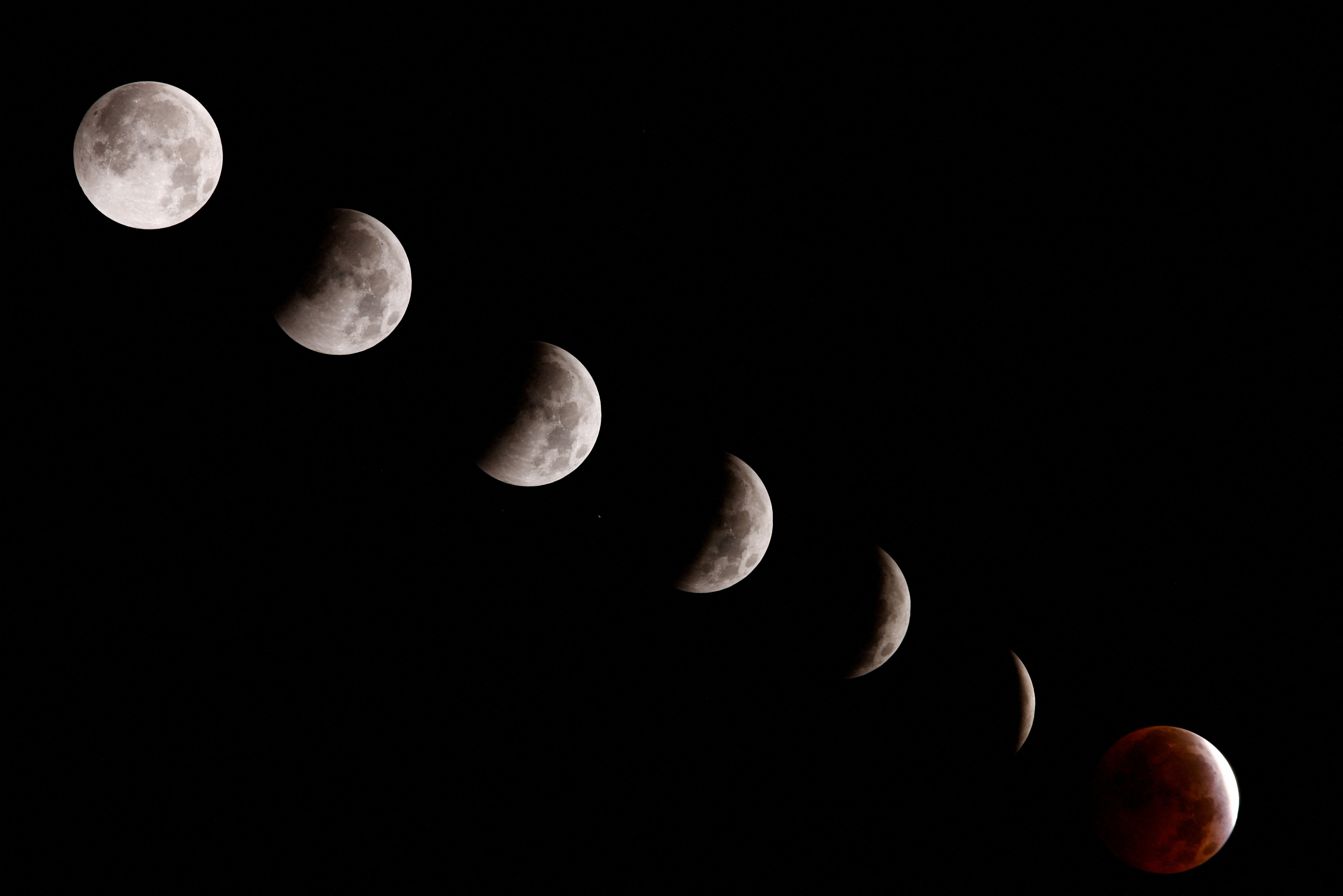 Eclipse lunar parcial encanta moradores do Brasil e do mundo