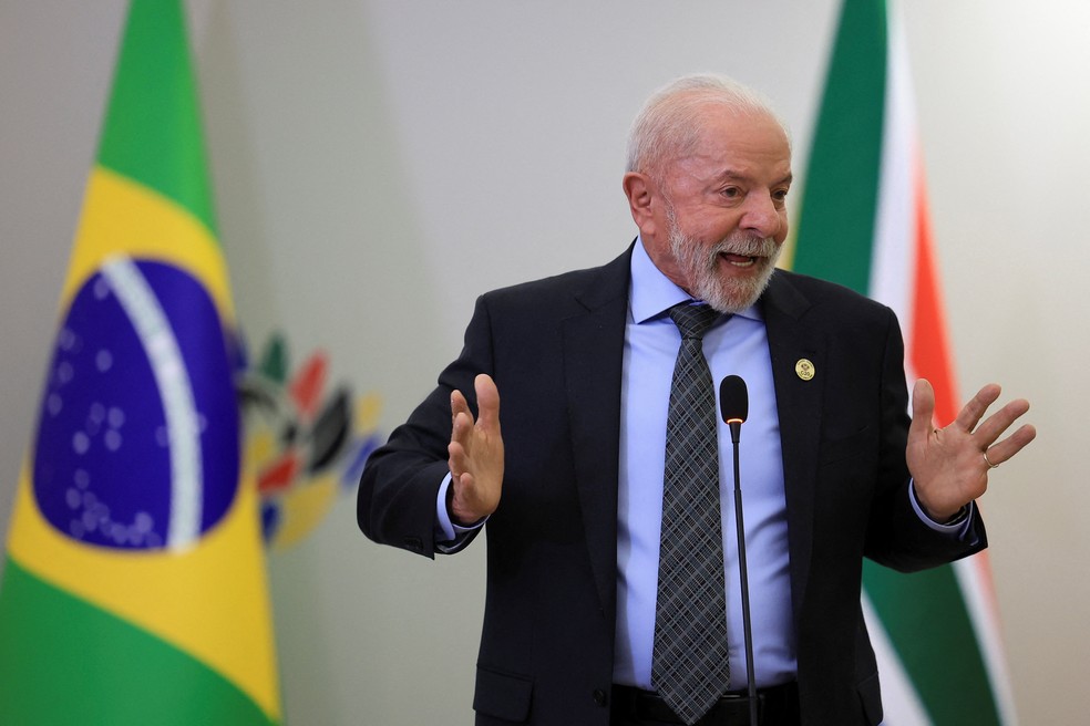 O presidente do Brasil, Luiz Inácio Lula da Silva, fala durante uma coletiva de imprensa no segundo dia da Cúpula de Líderes do G20 em Joanesburgo, África do Sul, em 23 de novembro de 2025. — Foto: Esa Alexander/Reuters