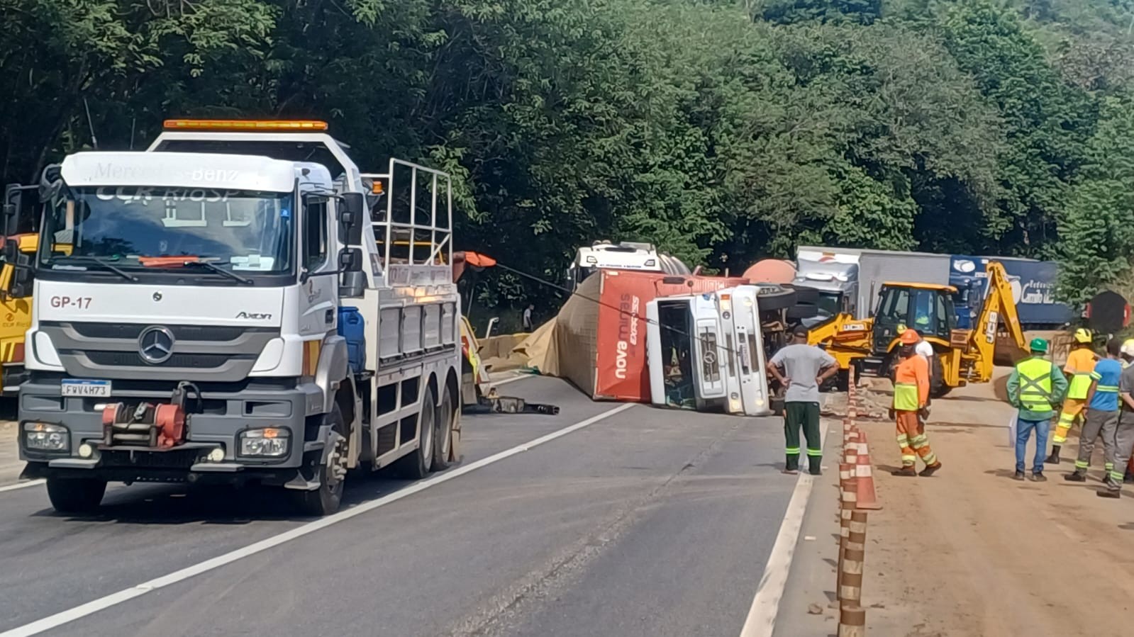 Caminhão tomba em acidente na subida da Serra das Araras, em Piraí