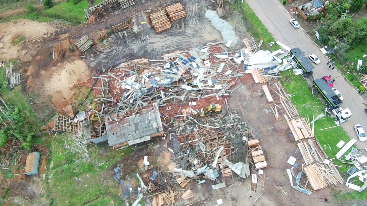 Temporal e tornado no RS deixam um morto, mais de mil pessoas fora de casa e estragos em 105 cidades; VÍDEO