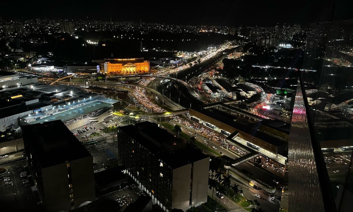 Fluxo é intenso na BR-324 e terminal rodoviário de Salvador antes do feriadão de Corpus Christi e São João