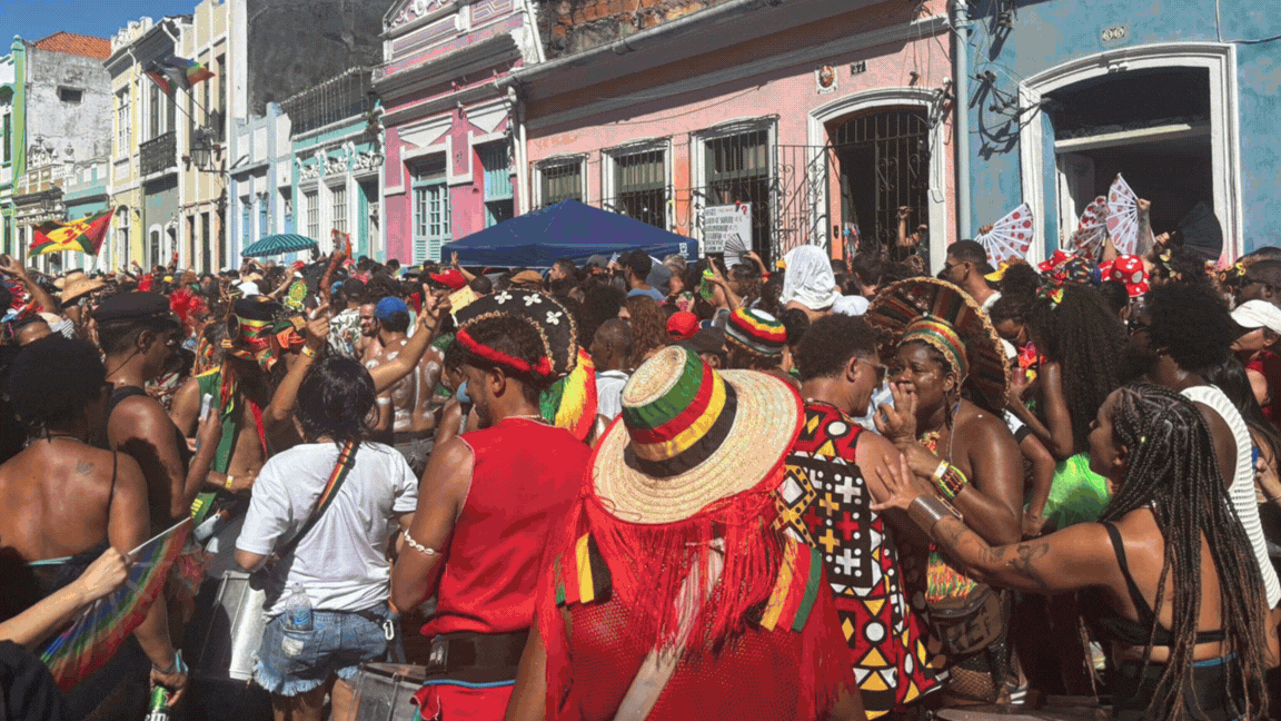 Primeiro dia do pré-carnaval leva multidões às ruas das capitais, com chuva, funk e megablocos