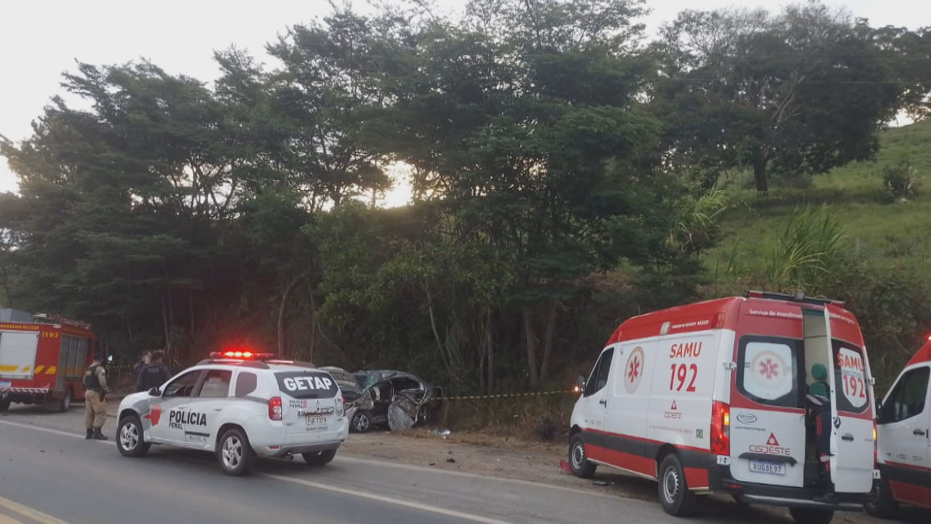 Acidente entre caminhão e carros deixa mortos e feridos em rodovia de MG