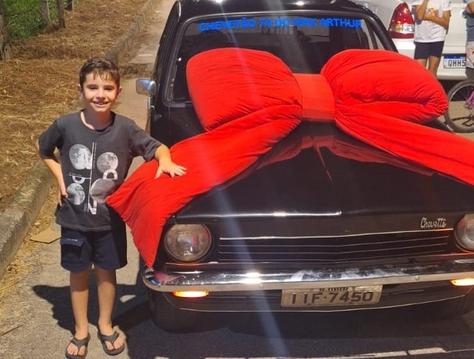 Menino de 9 anos que guardava dinheiro para comprar Chevette ganha carro de aniversário em SC; VÍDEO