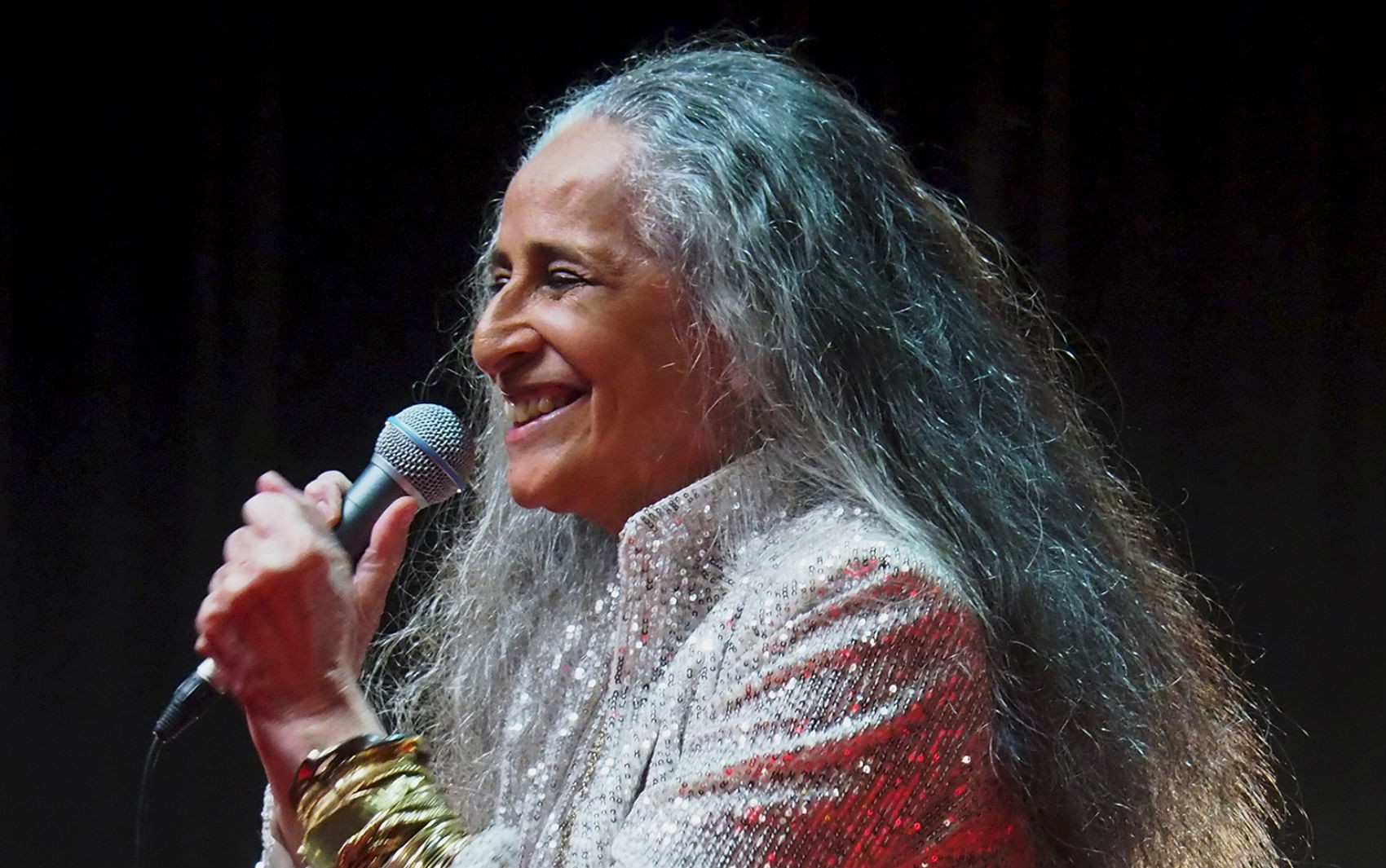 Maria Bethânia apresenta em Salvador show da turnê 'Claros Breus' | G1