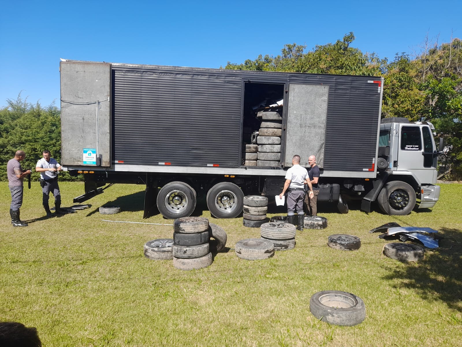 Motorista de caminhão é preso com peças de veículos roubados na Dom Pedro I, em Atibaia
