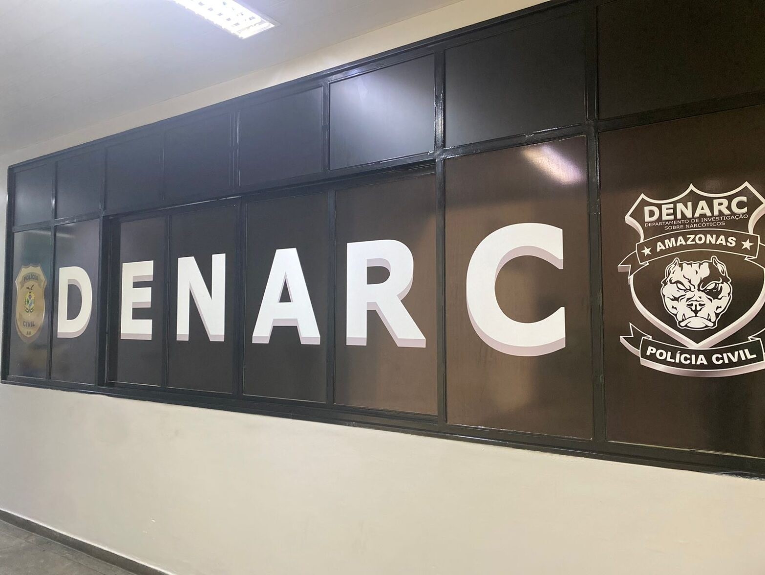 Mais de 55 kg de maconha tipo skunk são encontrados escondidos em nichos de MDF em Manaus