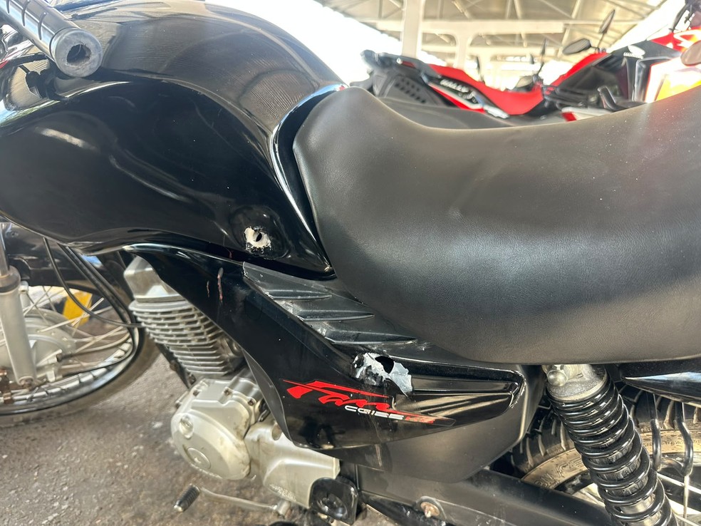 Vítima estava chegando de moto no trabalho quando foi atingida — Foto: Iara Nóbrega/Inter TV