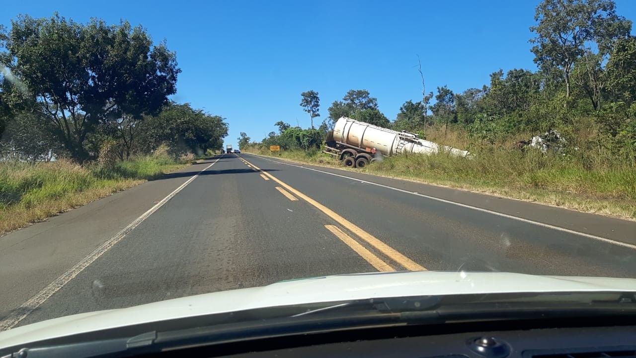 MGC-452 é parcialmente interditada por risco de explosão de carreta-tanque após acidente entre Uberlândia e Araxá