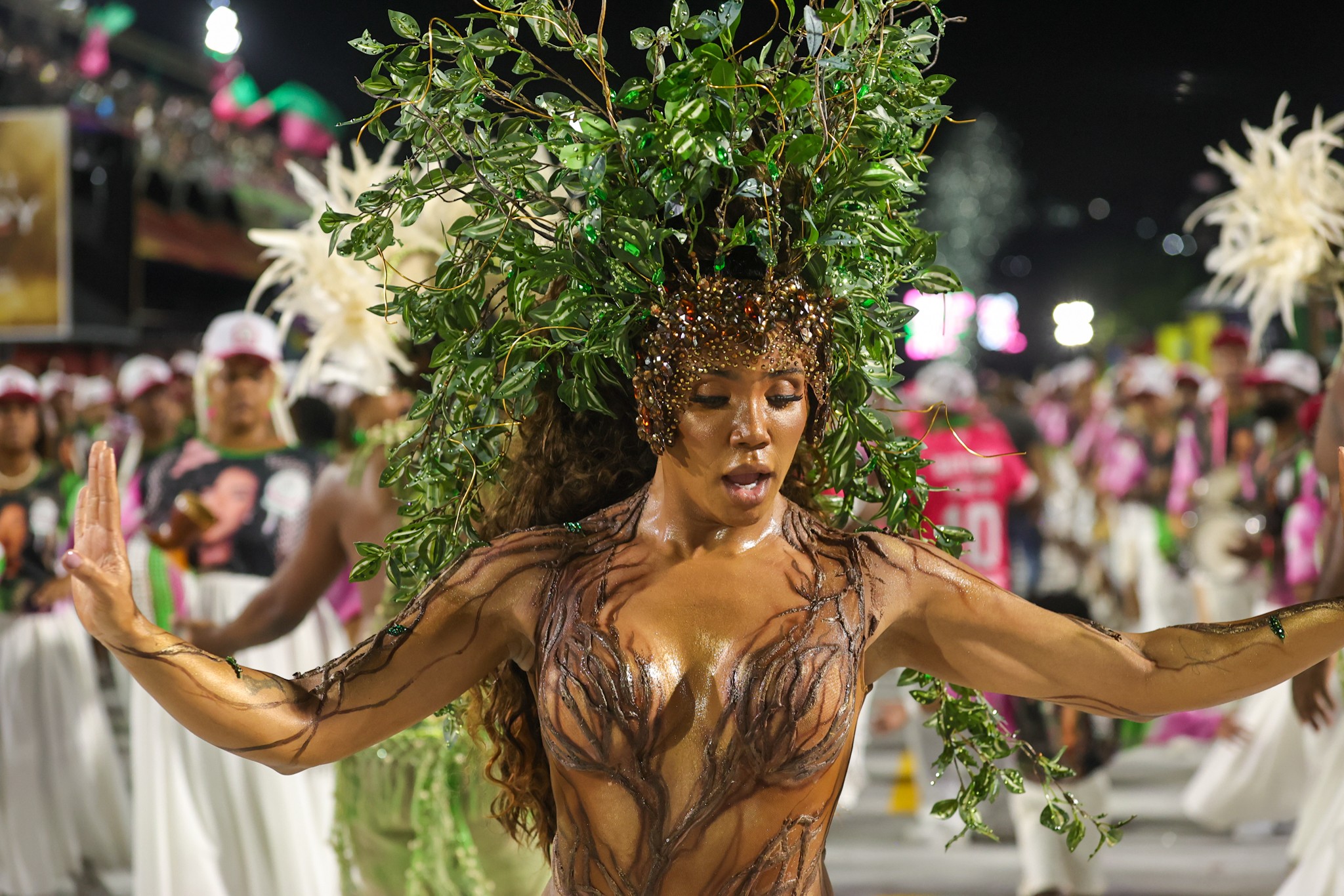 Mangueira homenageia Amazônia Negra em abertura do Grupo Especial do Rio; outras escolas também desfilam
