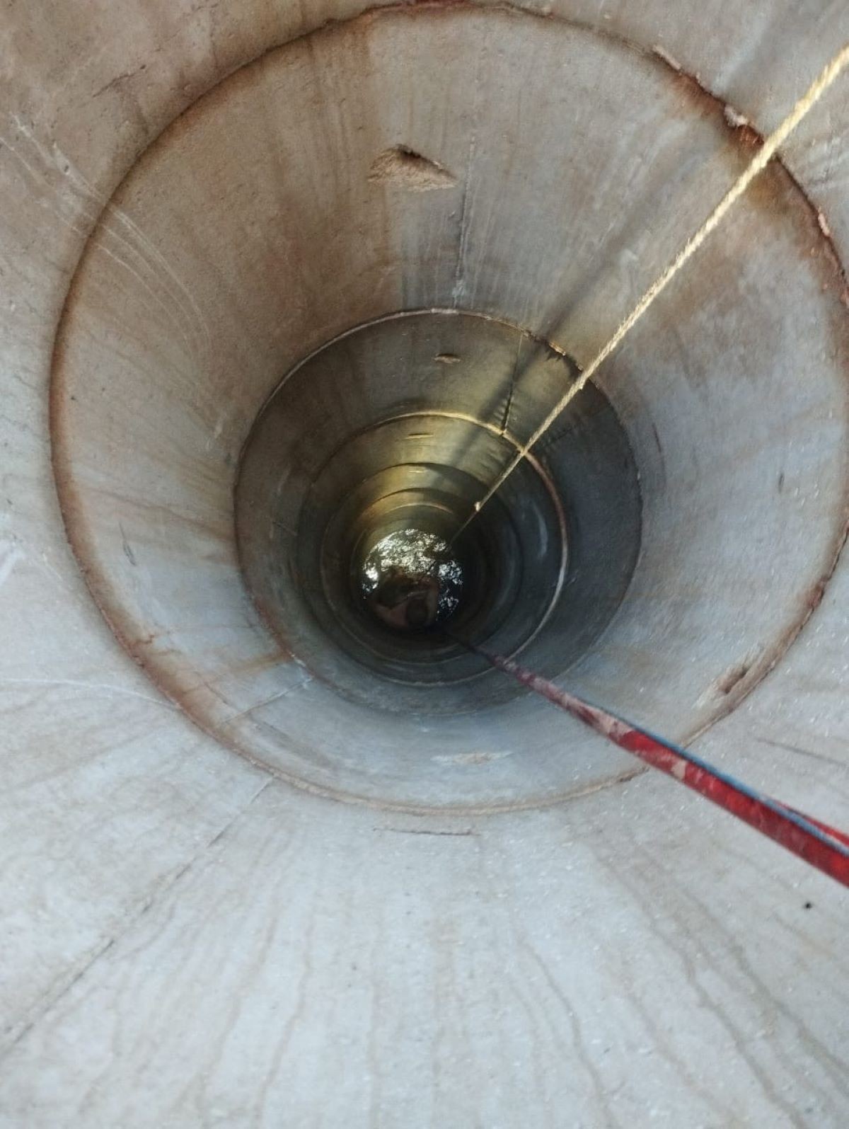 Homem tenta salvar cachorro e os dois acabam presos em poço de 10 metros em MG