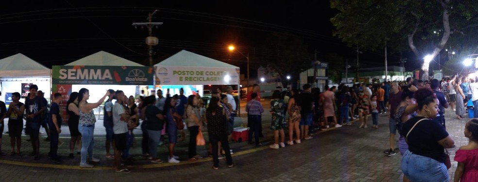Fila se formou at prximo a um dos portes de entrada da festa  Foto: Samantha Rufino/g1 RR