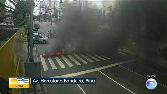 Moradores ateiam fogo a pneus em protesto na Avenida Herculano Bandeira, na Zona Sul do Recife - Programa: G1 PE 