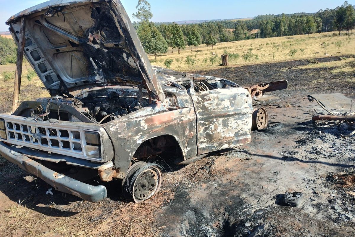 Caminhonete que transportava gado capota e pega fogo e faz polícia descobrir esquema de furto de animais no PR