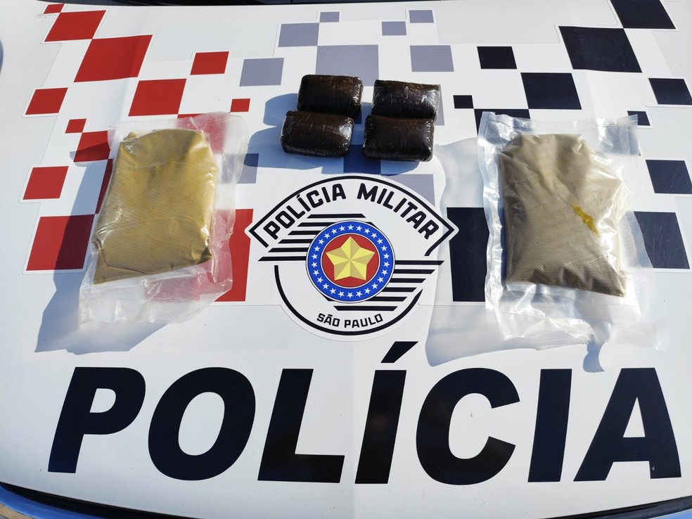 Passageiro de ônibus foi preso por tráfico internacional de drogas, em Presidente Prudente (SP) — Foto: Polícia Militar