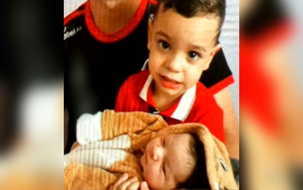 Os irmãos Luiz Augusto, de 5 meses, e Davi Lucas, de 3 anos, sobreviveram a acidente entre 18 veículos, na BR-414 — Foto: Reprodução/TV Anhanguera