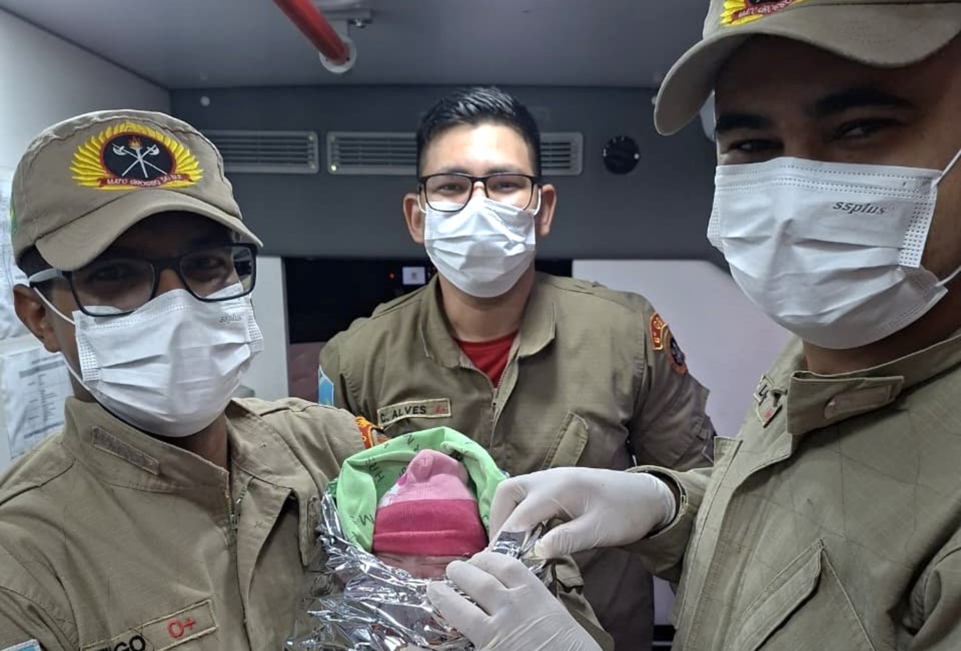 Bebê nasce dentro de viatura dos bombeiros após parto de emergência