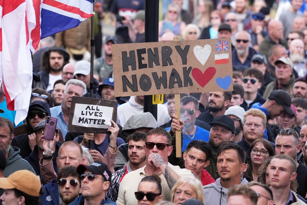 Multidão se reuniu para protestar em frente à delegacia de polícia de Southampton, na Inglaterra, após o esfaqueamento fatal de Henry Nowak, um adolescente britânico que foi algemado apesar de alegar ser a vítima do crime. — Foto: Gareth Fuller/PA via AP