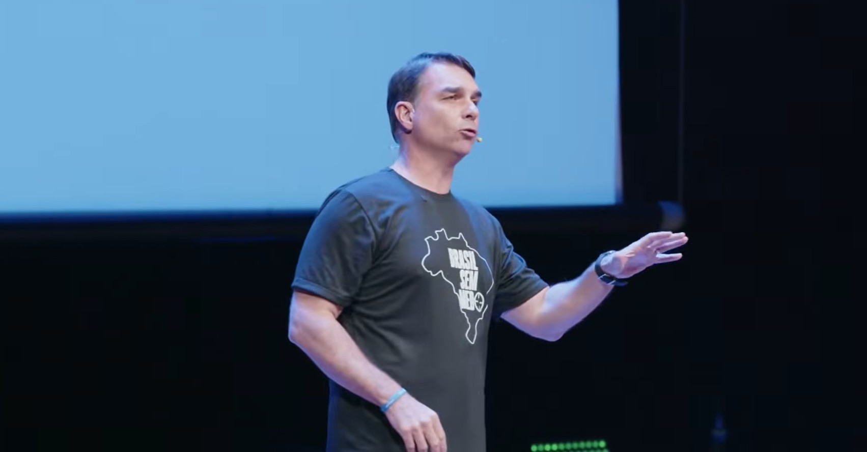 Flávio Bolsonaro cita operação contra Jaques Wagner durante lançamento de plano de segurança
