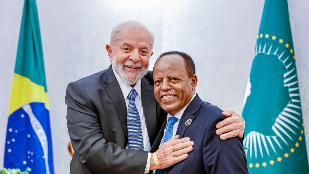 Presidente Lula durante a chegada a Adis Abeba, ao lado lado do ministro das Relações Exteriores da Etiópia, Taye Atsekeselass.  — Foto: Ricardo Stuckert / PR