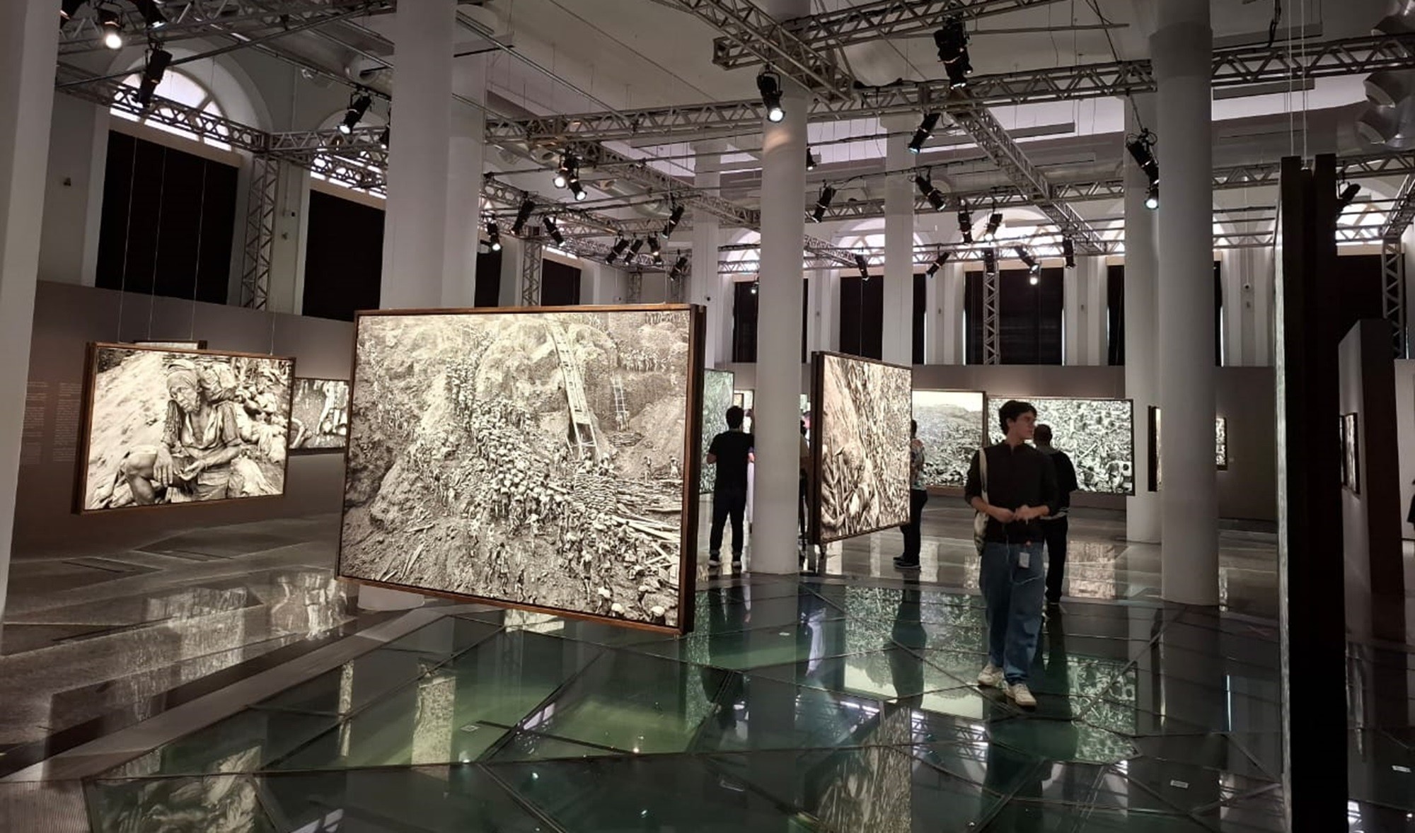 Admiradores se despedem de Sebastião Salgado em exposição do artista no Recife: 'Parecia alguém próximo a mim'