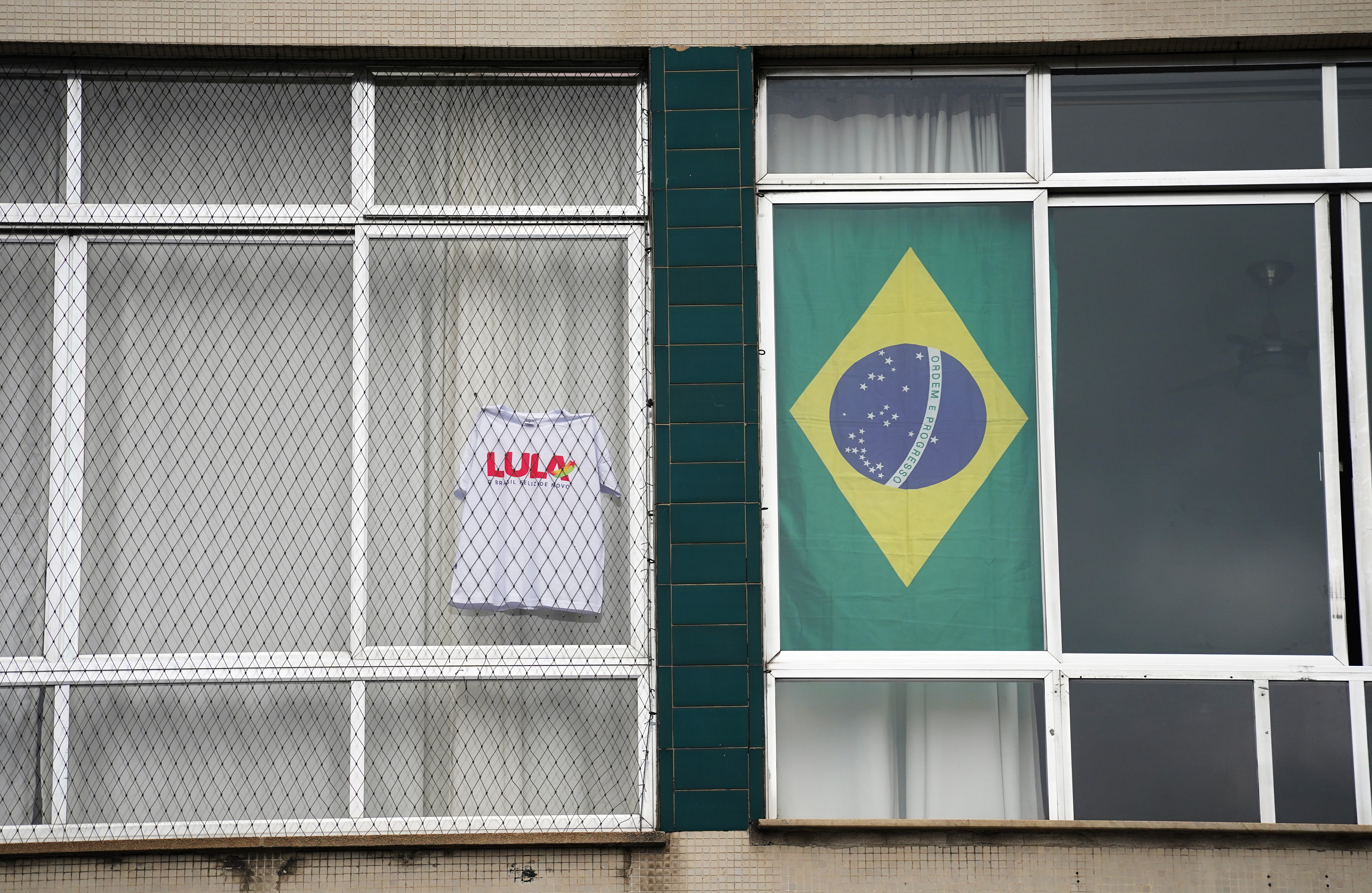 Datafolha: 44% dos eleitores brasileiros são identificados com a direita e 39%, com a esquerda
