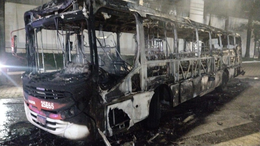 Ônibus é incendiado na Avenida Amazonas, em BH — Foto: Divulgação/CBMMG