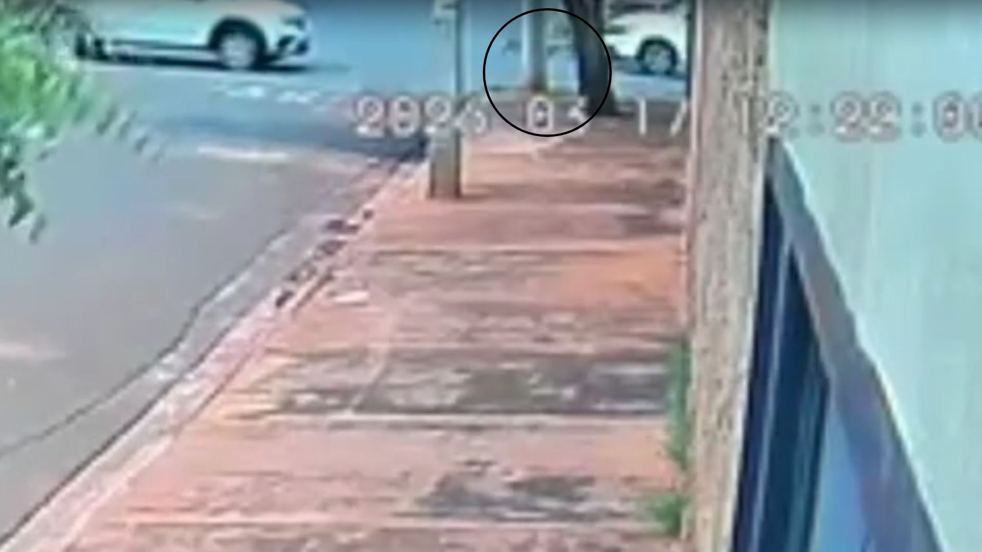 Menino é atropelado por carro enquanto andava de bicicleta no interior de SP; vídeo 