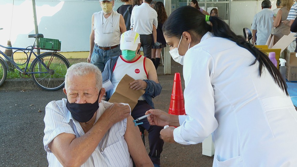 Idoso recebe dose da vacina bivalente contra Covid-19, no DF, em imagem de arquivo — Foto: TV Globo/Reprodução