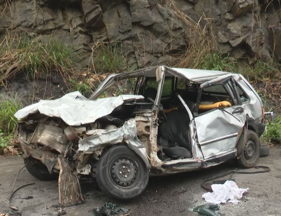 Carro ficou destruído após o acidente na BR-101 — Foto: Reprodução TV Bahia