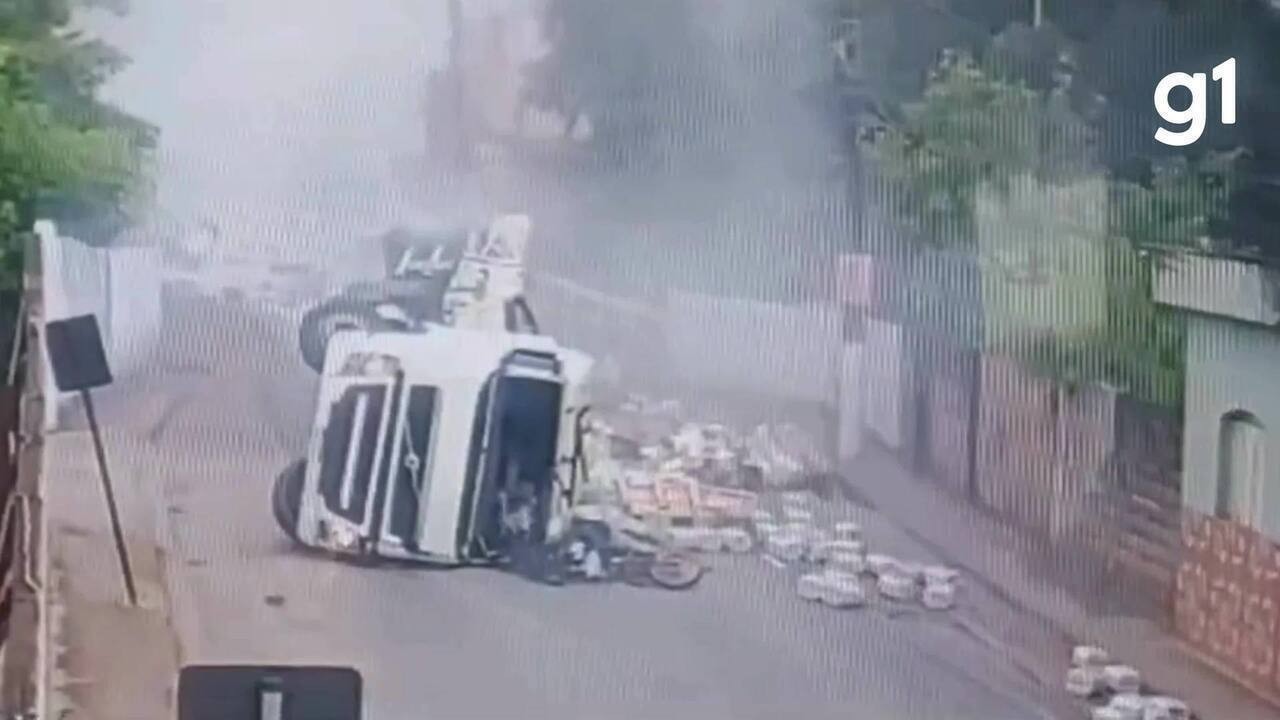 Vídeo mostra carreta arrastando postes, caminhão, carro e moto após ...