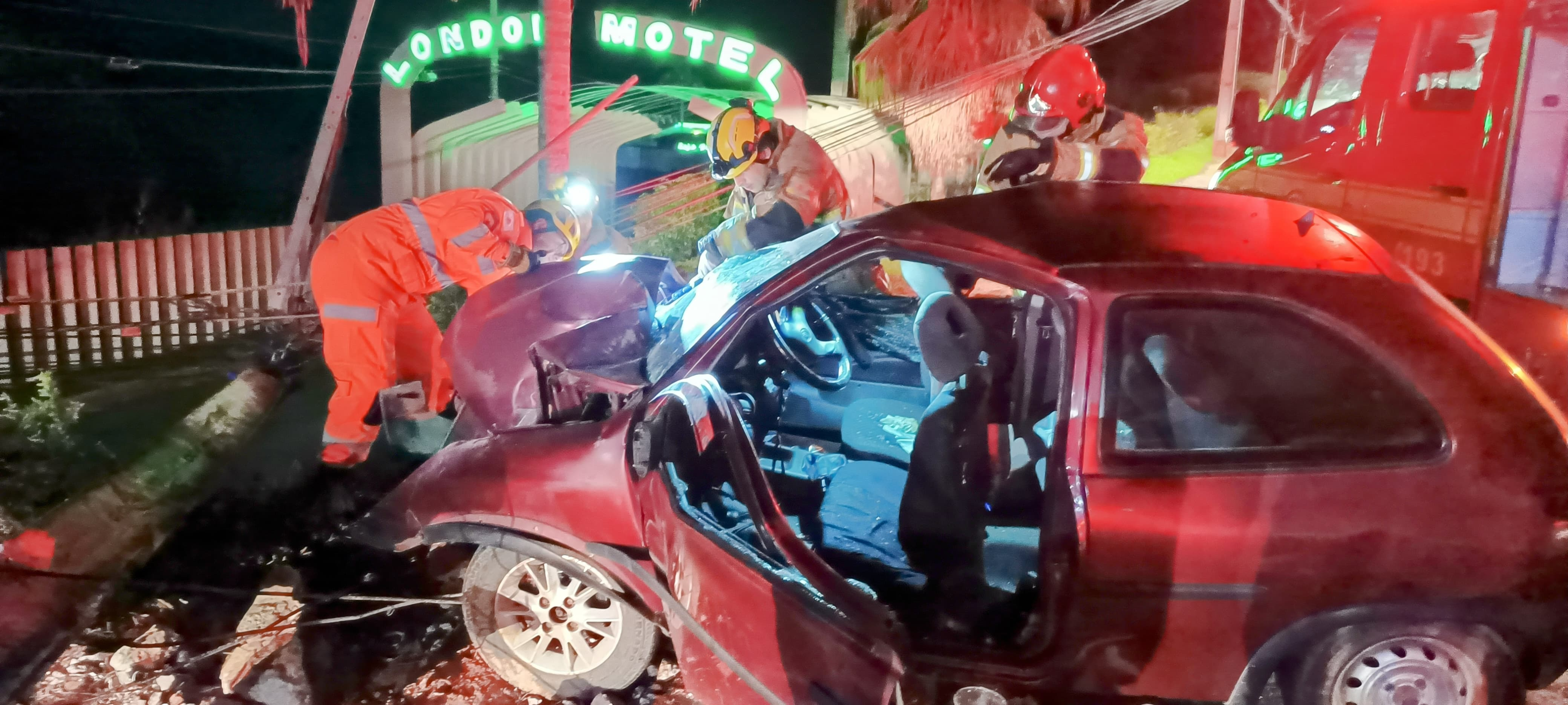 
Carro bate em poste e deixa três feridos no Bairro Granjas Betânia, em Juiz de Fora