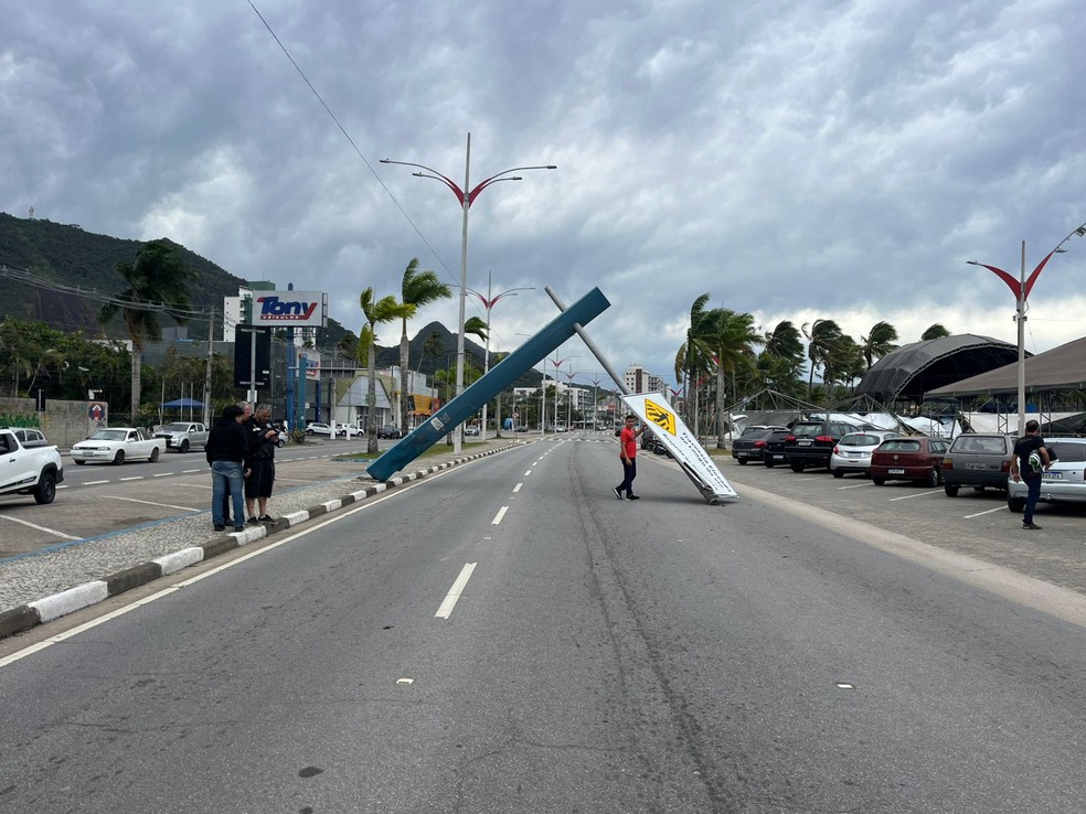 Placa de trânsito após a ventania